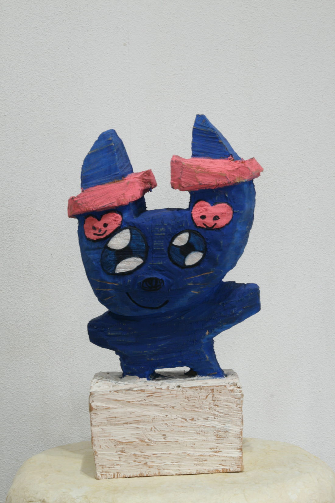 ハートのヘアピンをつけた猫